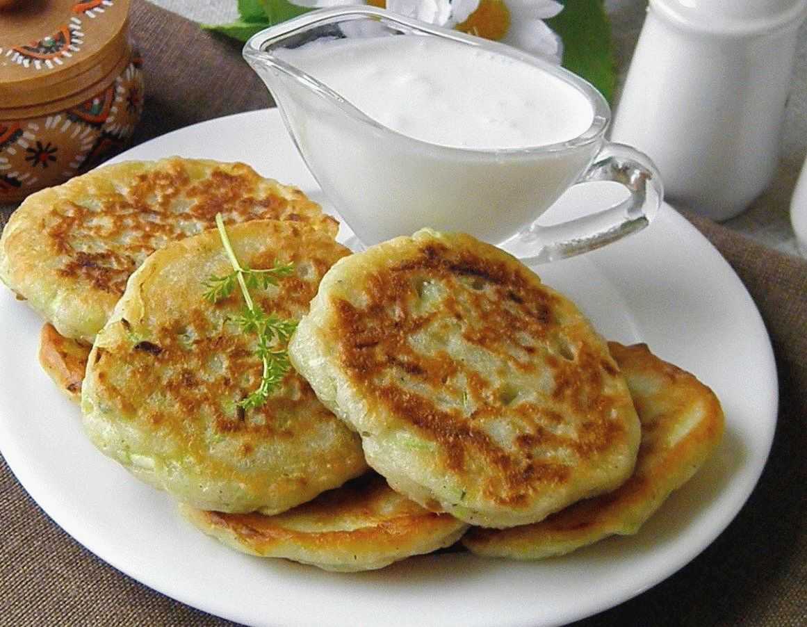 Пышные оладьи из кабачков: 5 самых вкусных рецептов