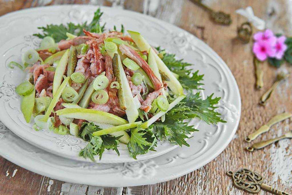 Пикантный и оригинальный салат с мясом и соленым огурцом никого не оставит равнодушным Родом из Чехии, этот салат является местной достопримечательностью и покоряет сердца туристов