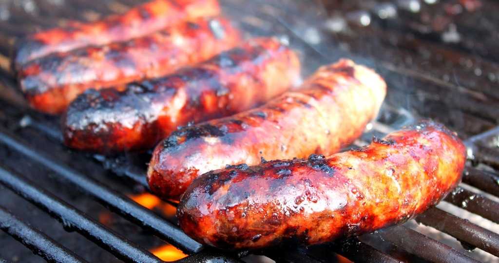 Как пожарить колбаски на гриле или мангале - вкусные рецепты