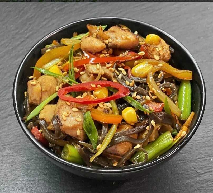 Гречневая лапша или соба с овощами и курицей