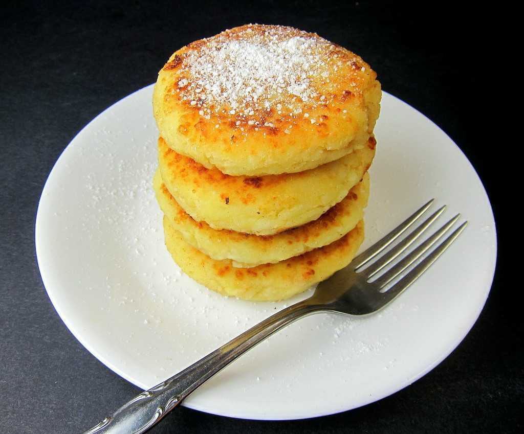 Сырники с изюмом на сковороде: пошаговый рецепт с фото