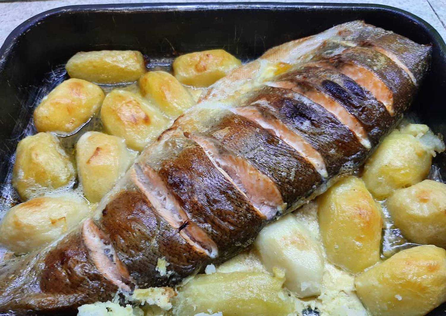 Форель запеченная в духовке с картошкой