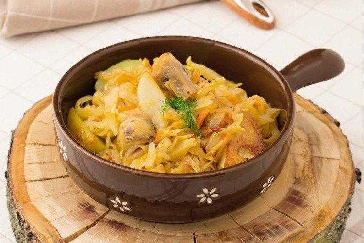 Тушенная капуста с мясом и картошкой. 3 простых рецепта с фото