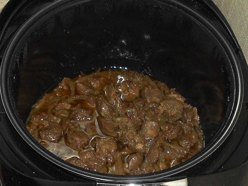 Такой недорогой продукт, как куриная печень, мультиварка приготовит в считанные минуты без особых усилий с вашей стороны и сделает блюдо необычайно сочным с нежным насыщенным вкусом, а еще и полезным