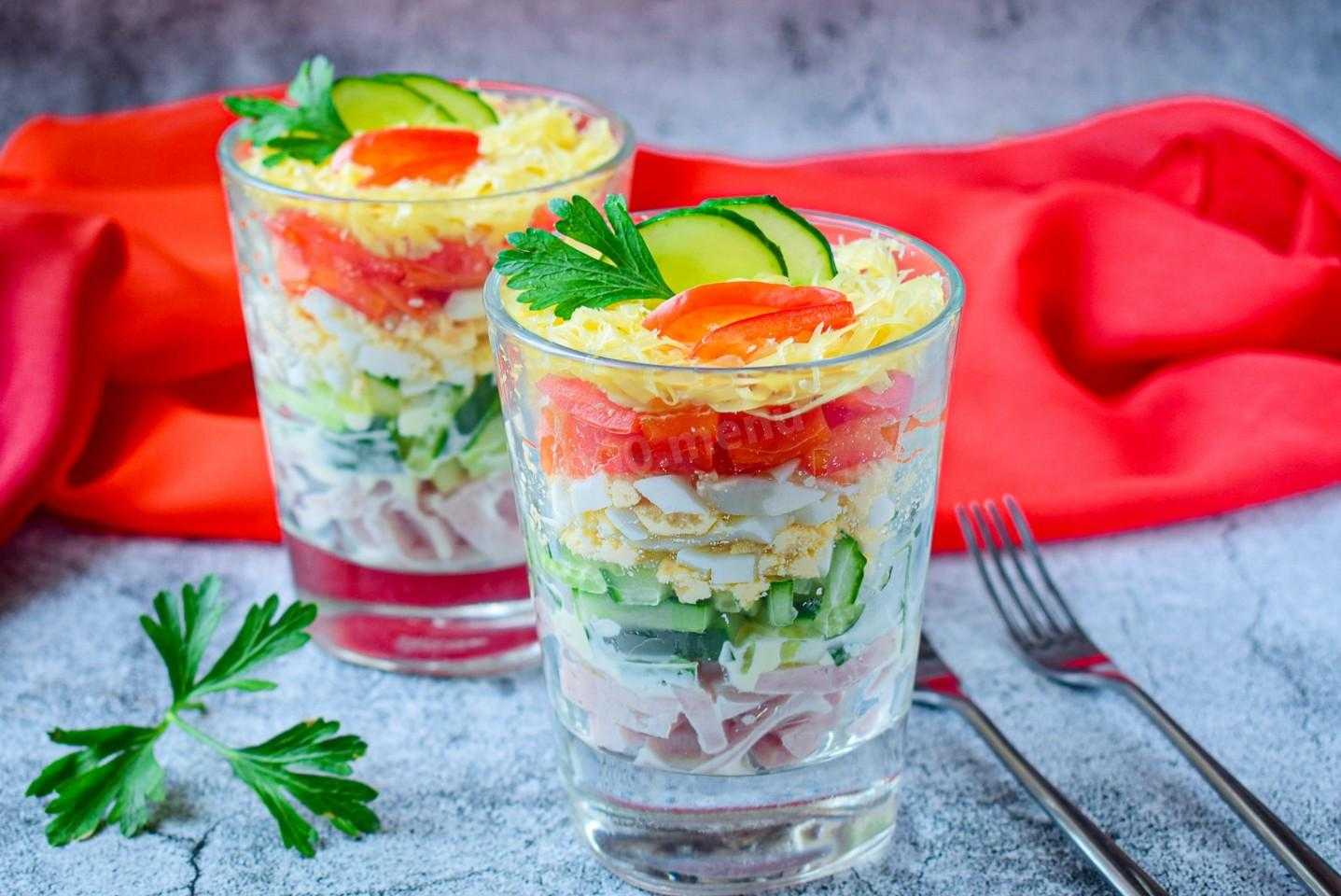 На праздничный стол всегда хочется подать не только вкусные, но и оригинально оформленные блюда Предлагаю на заметку рецепт приготовления салата-коктейля с ветчиной и овощами