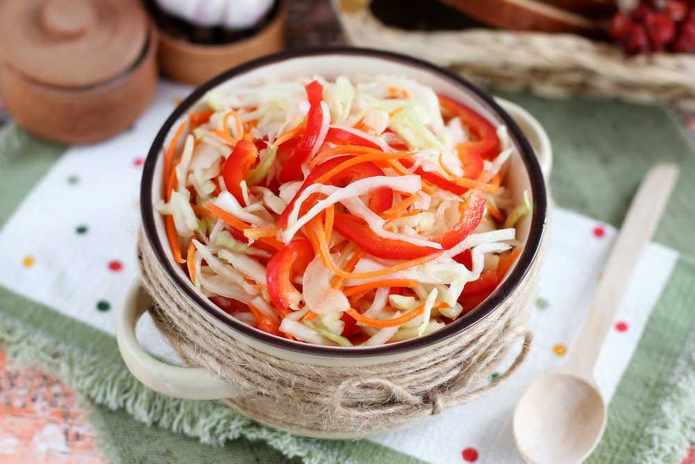 Чтобы полакомиться маринованной капустой, можно не ждать несколько дней Существует множество рецептов быстрого приготовления этой закуски Но этот великолепен во всём Результат вас порадует точно