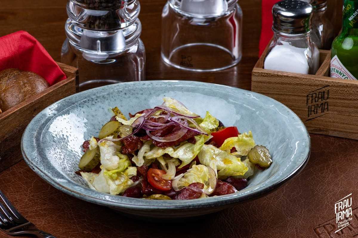 Салат «баварский» с колбасками, грибами и маринованными огурцами