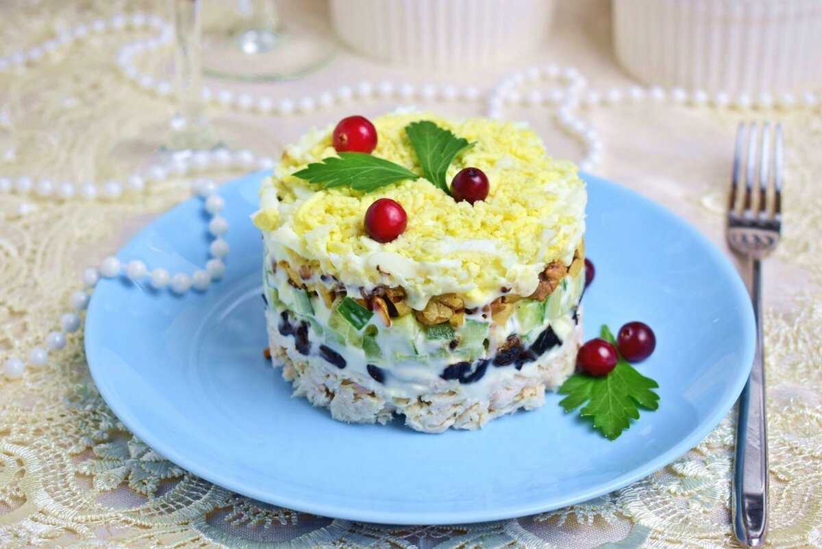 Салат с курицей, черносливом и сыром. рецепт с фото | кушать нет