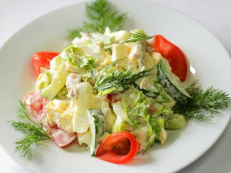 Салат из курицы и свежих овощей