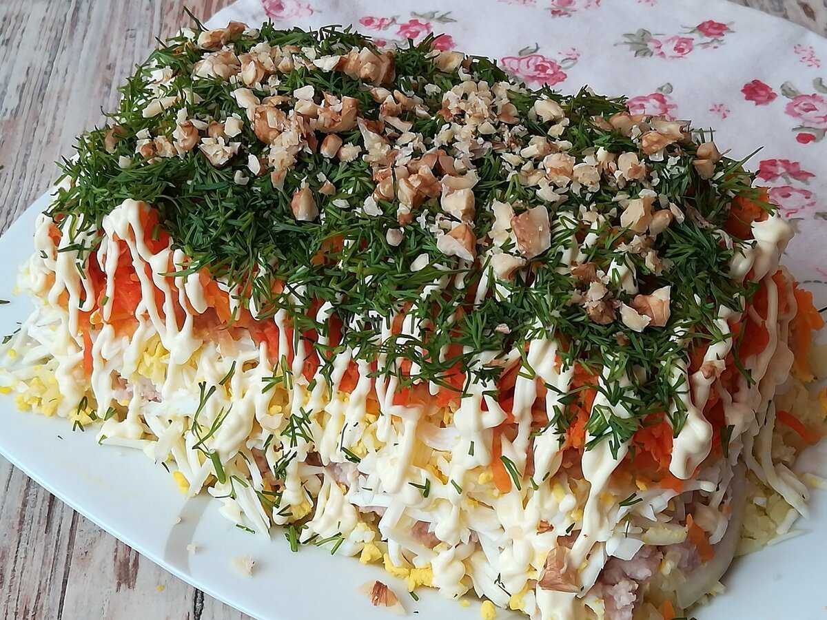Слоеный салат с курицей: простые, пикантные и праздничные рецепты