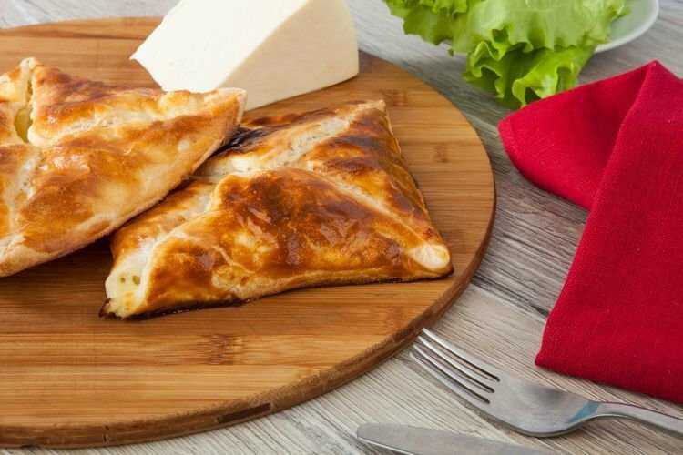 Сосиски в дрожжевом тесте с сыром рецепт с фото - 1000.menu