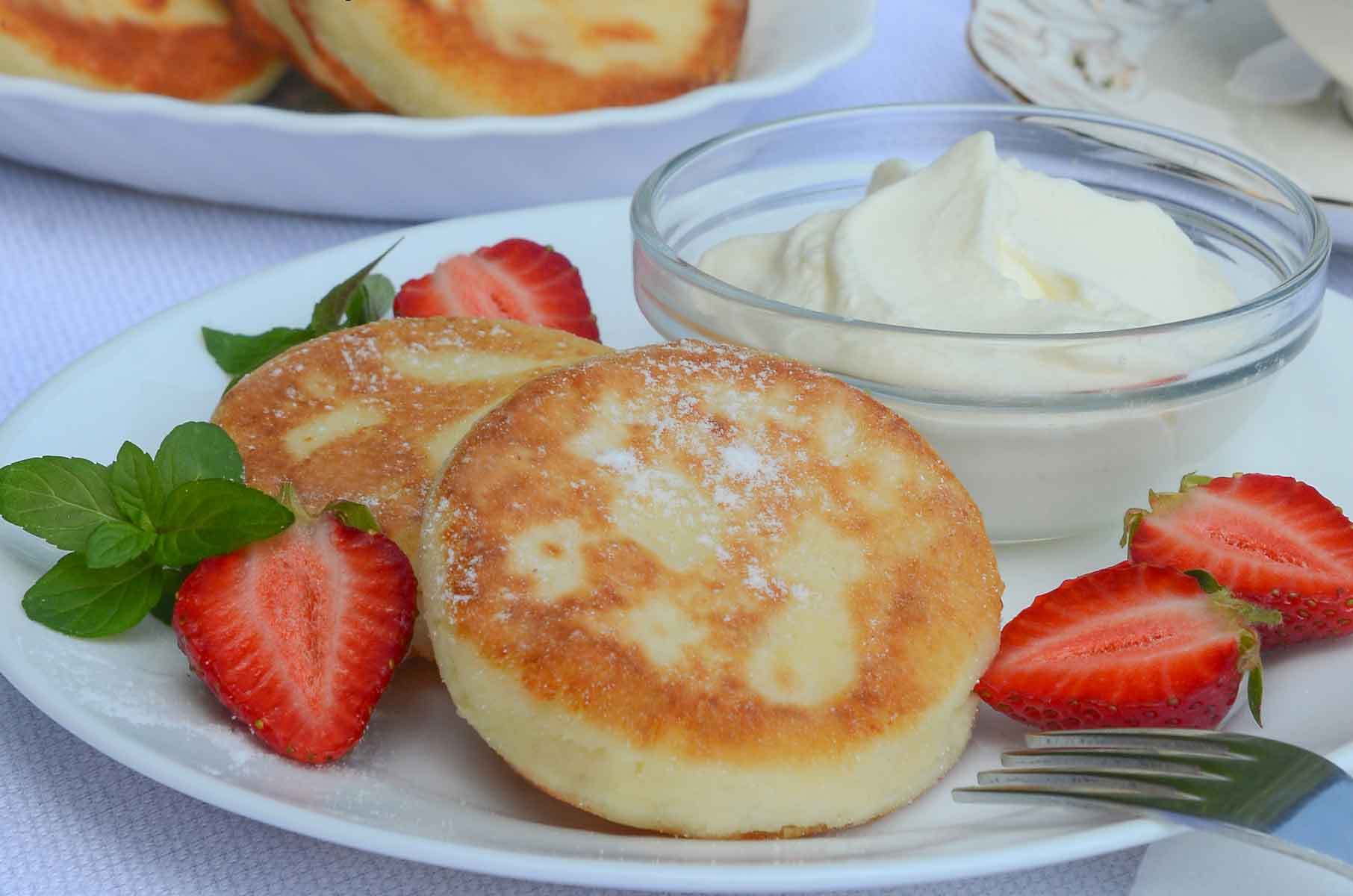 Сырники из творога жареные с изюмом рецепт с фото пошагово - 1000.menu