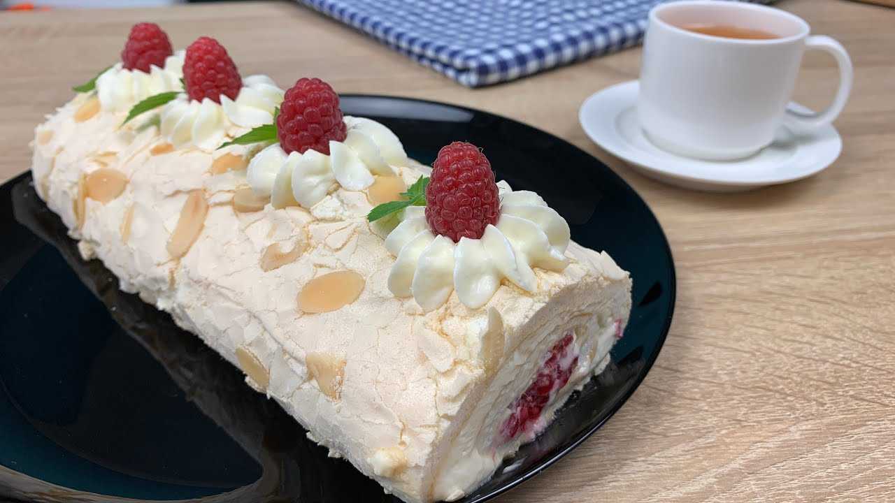 Меренговый рулет с клубникой