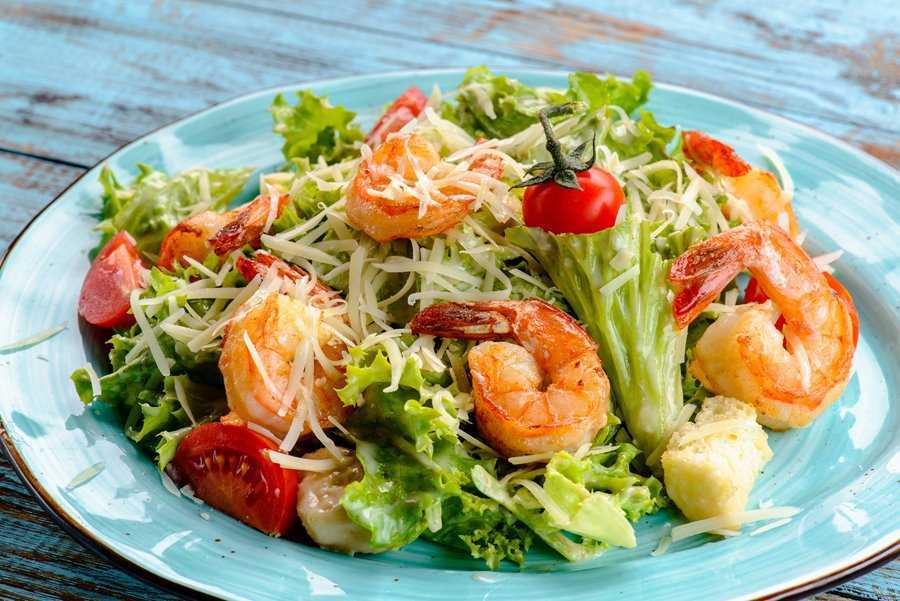 Салат с креветками — 12 самых вкусных и простых рецептов