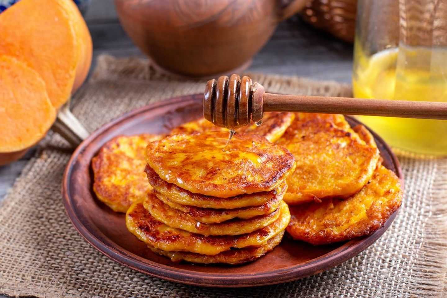8 самых вкусных рецептов оладий из тыквы 2022: пошаговые с фото