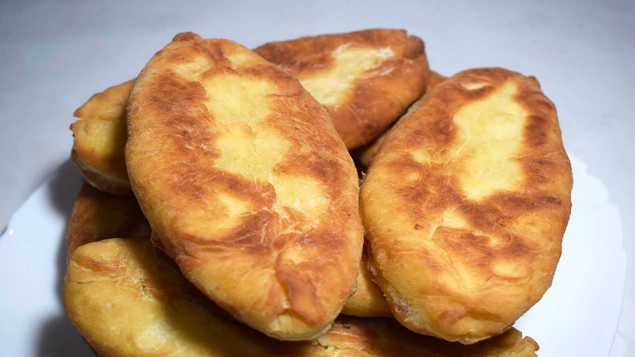 Пирожки на кефире жареные на сковороде – 8 быстрых и вкусных рецептов