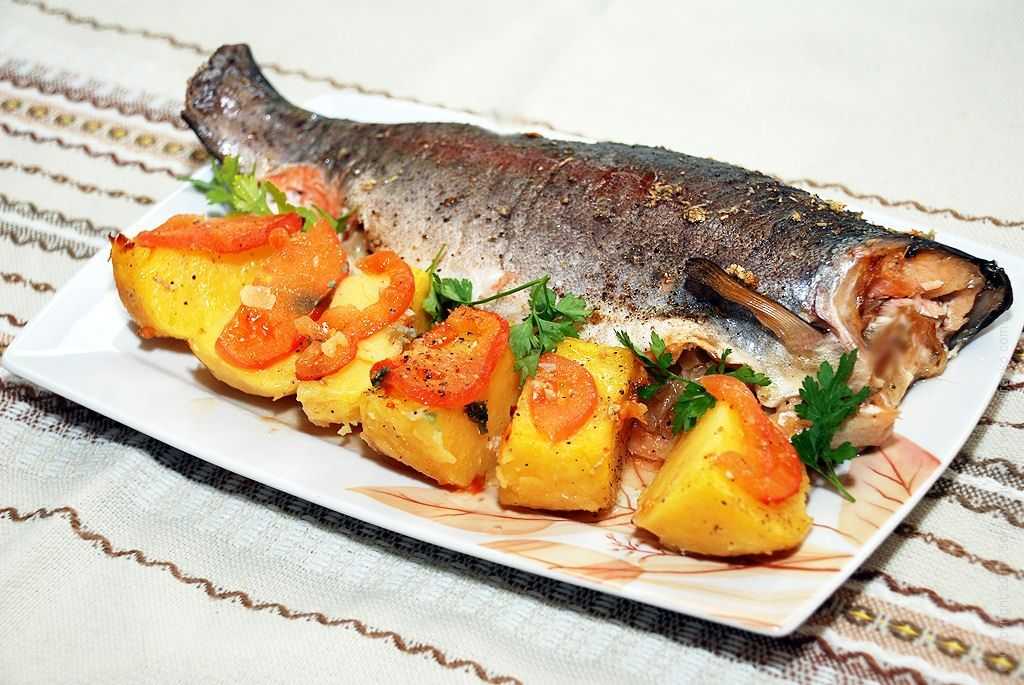 Форель, запеченная в духовке с картошкой