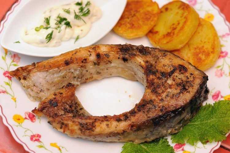 Сазан жареный на сковороде с хрустящей корочкой