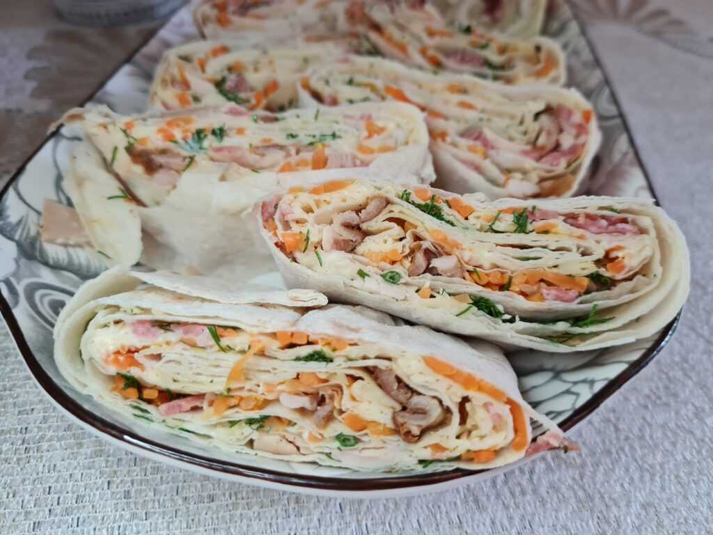 Морковный рулет с сыром и зеленью