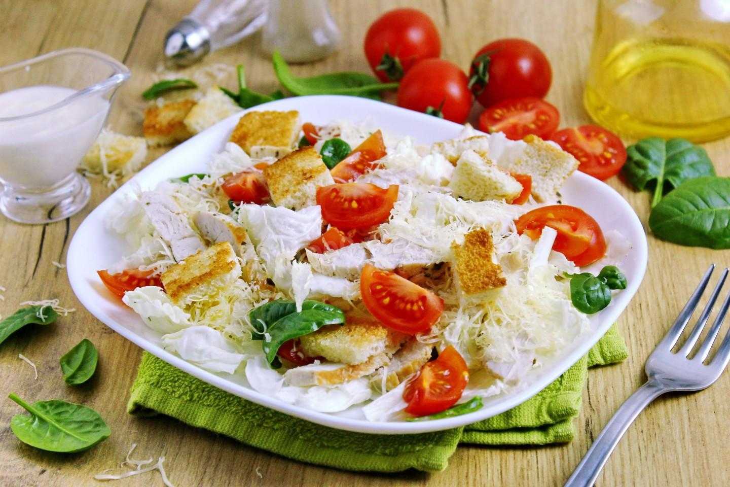 Салат «цезарь» с курицей и не только: 8 классических рецептов