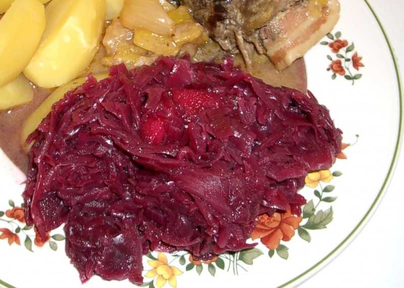 Краснокочанная капуста, тушеная с яблоками (пошаговый рецепт с фото) - pro vkusnyashki