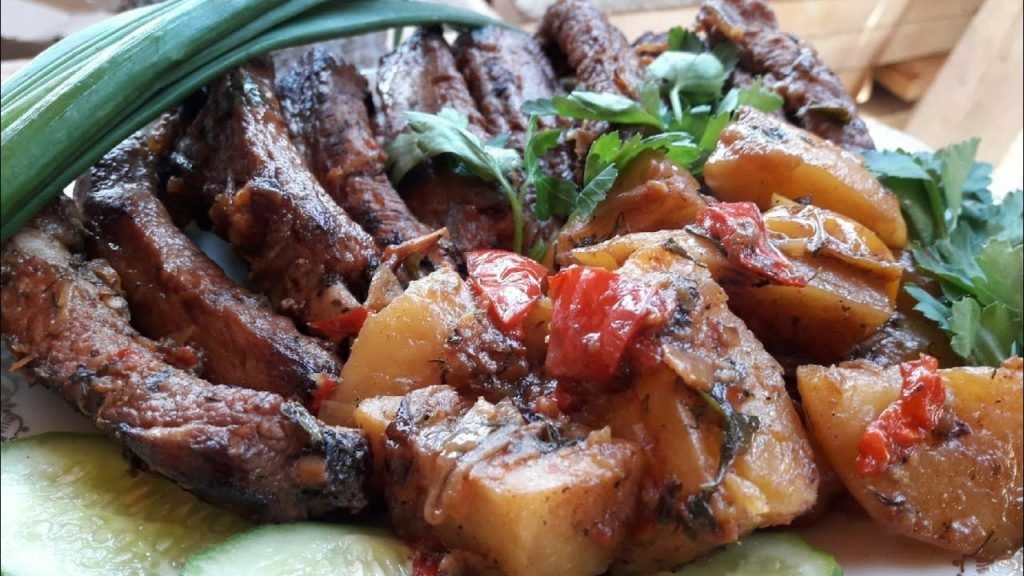 Свиные ребра, тушенные с овощами и зеленью